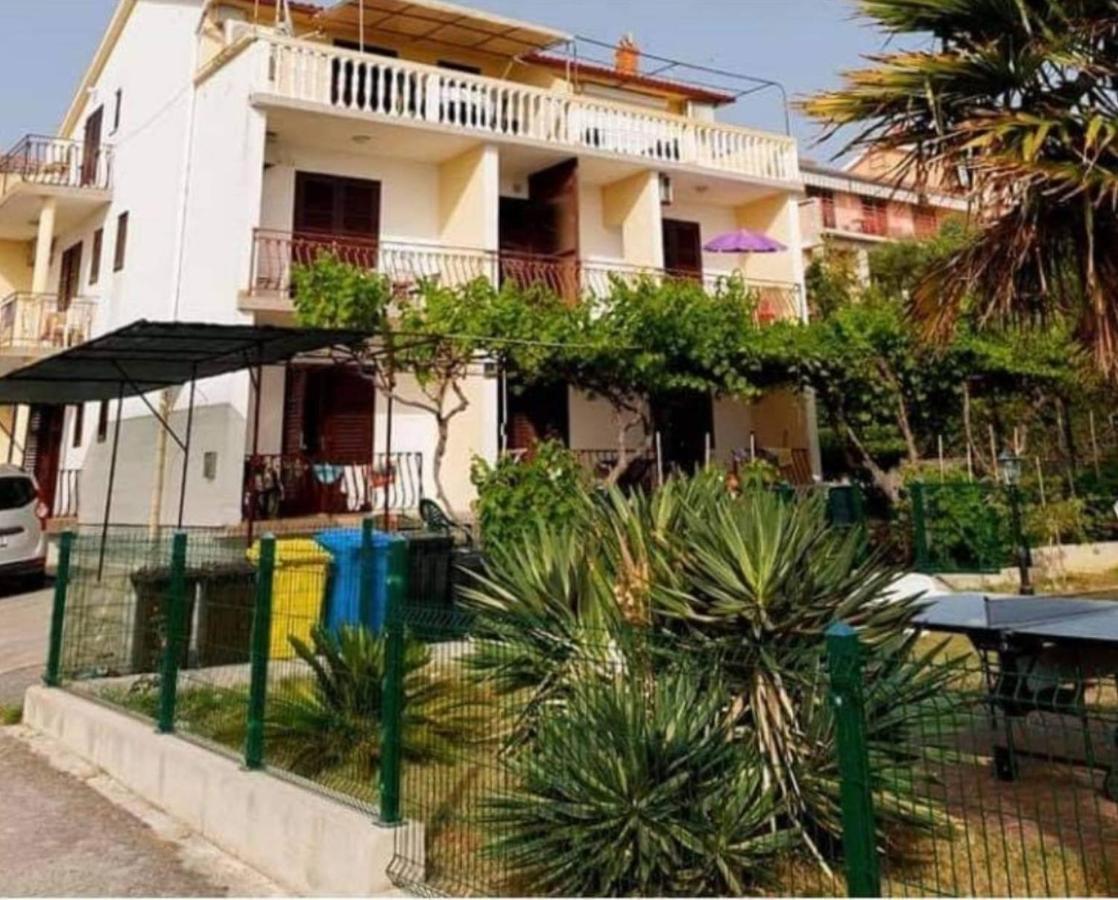Apartman Petra S Pogledom Na More Banjol Esterno foto