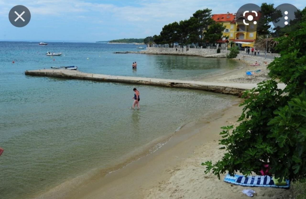 Apartman Petra S Pogledom Na More Banjol Esterno foto