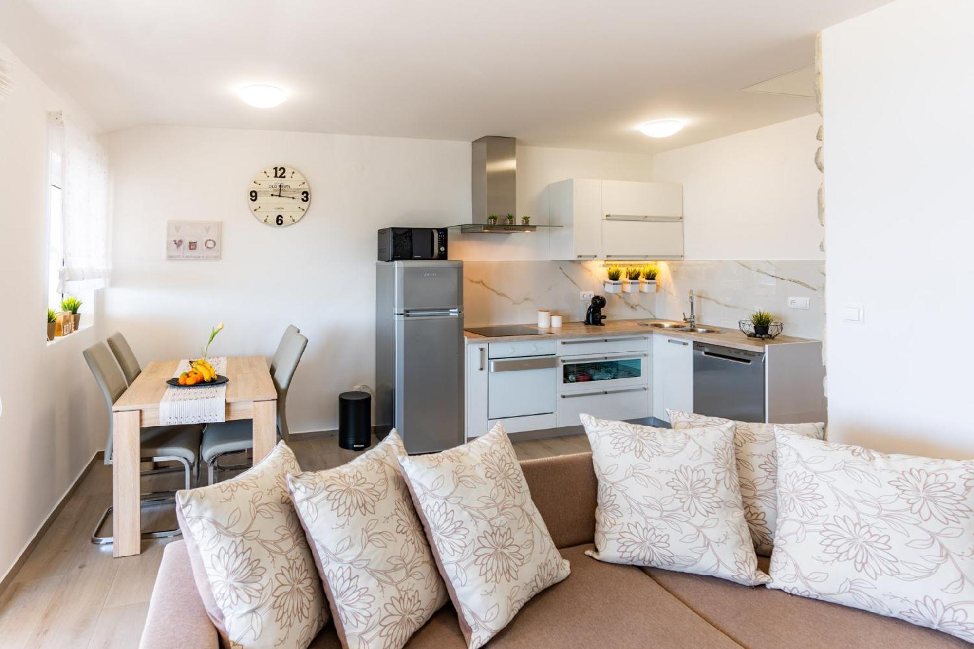 Apartman Petra S Pogledom Na More Banjol Esterno foto